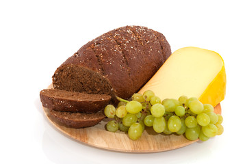 whole meal bread grapes and cheese