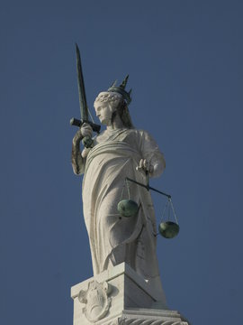 Escultura de la justicia en lo alto del Palacio Ducal en Venecia