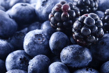 Blackberries and blueberries in a pile