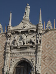 Fototapeta na wymiar León de San Marcos en el Palacio Ducal de Venecia