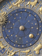 Reloj monumental en Venecia en la plaza de San Marcos