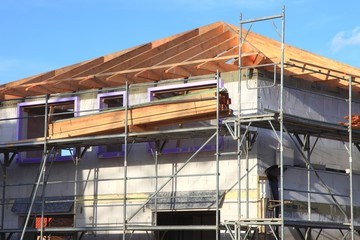 Neubau Einfamilienhaus neural vor blauem Himmel