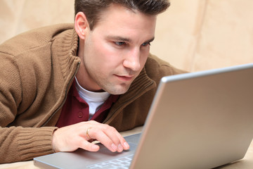 mann mit Laptop beschäftigt