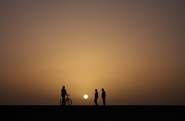 Fototapeta na wymiar sunset with people 2