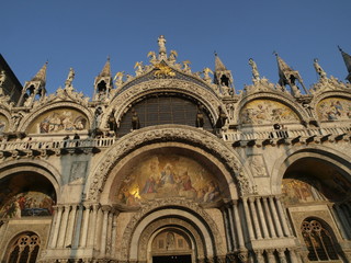 Fototapeta na wymiar Portada de la basílica de San Marcos en Venecia al atardecer
