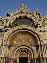 Fototapeta na wymiar Portico de San Marcos gótico-románico en Venecia