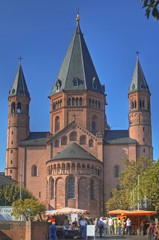 Fototapeta premium Mainzer Dom Nordportal mit Wochenmarkt