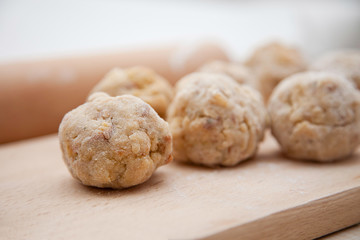 Preparing bread dumplings