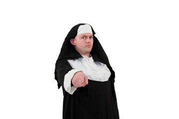 Mann im Nonnenkostüm mit strengem Ausdruck zeigt mit Finger