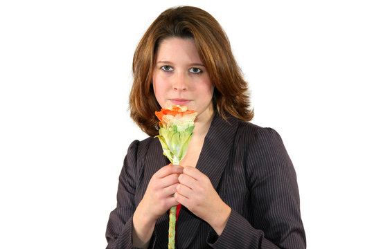 schöne Geschäftsfrau, die sich mit einer Blume entschuldigt
