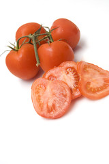 racimo de tomates aislados sobre fondo blanco
