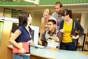 Obraz premium Bibliothekare helfen Studentin