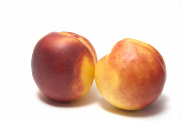 Nectarinas sobre fondo blanco