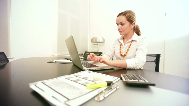 junge frau bei der arbeit im b&uuml;ro 02