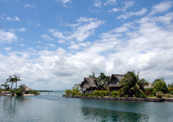 Fototapeta na wymiar Dwie chatki wykonane z palm w Belize, zakwaterowanie Luxury
