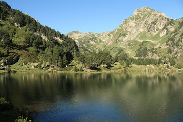 Fototapeta na wymiar , Centralne Ariege jezioro Laurenti i biały Roc