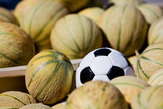 Fu&szlig;ball in Melonen