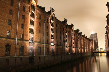 Fototapeta na wymiar Speicherstadt w Hamburgu w nocy