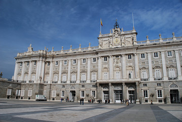 Fototapeta na wymiar Naprzeciwko Pałacu Królewskiego w Madrycie