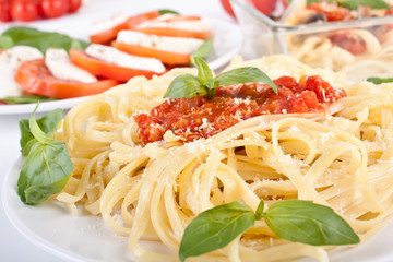 Linguine pasta with fresh tomato sauce and basil