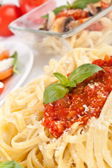 Linguine pasta with fresh tomato sauce and basil