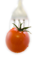 tenedor o cubierto pinchando el tomate