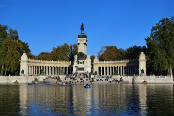 Fototapeta na wymiar Konny pomnik Alfonsa XIII w Madrycie