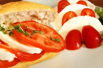 Brötchen mit Tomaten und Mozzarella