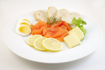 Räucherlachsteller mit Brot und Butter