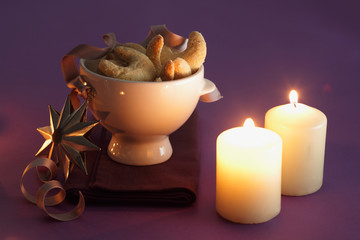 Weihnachten, Gebaeck, Vanillekipferl vor lila