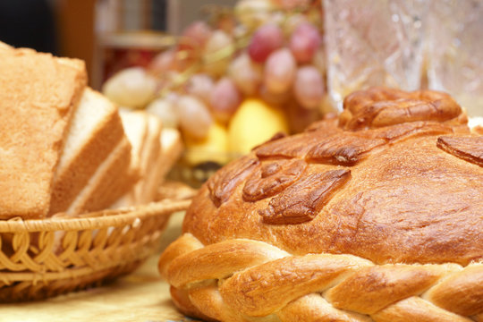 Bread (round loaf and slices of bread)