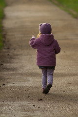 filette sur le chemin