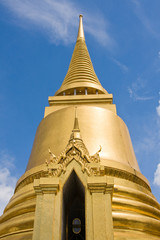 Fototapeta premium Golden pagoda in the Grand palace area in Bangkok, Thailand
