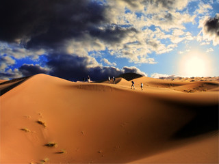 Fototapeta na wymiar Zachód słońca na pustyni