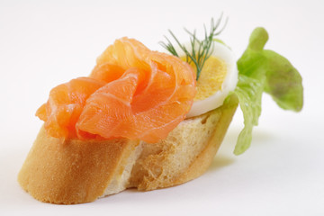 Lachscanape mit Ei und Dill