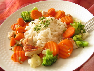 Gemüsepfanne mit Reis und Hähnchen