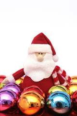 Weihnachtsmann mit Weihnachtskugeln