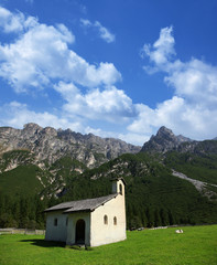 Bergkapelle mit Yaks im Stubaital, Tirol,Oestereich. © Composer