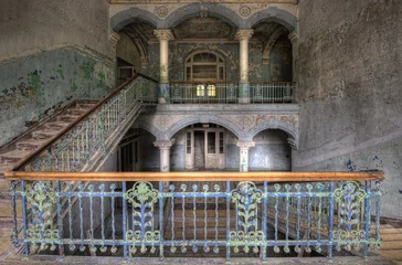Foto op Plexiglas Oud Ziekenhuis Beelitz oude vloer