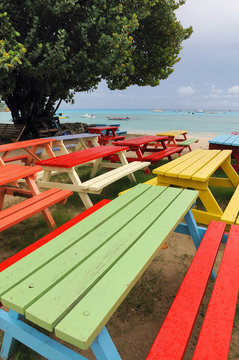 Tavoli colorati in spiaggia