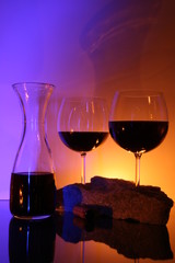 Weingläser auf Spiegelfläche