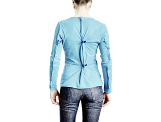 Model von hinten mit geklammerten T-Shirt