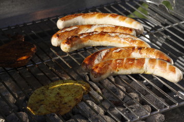 Holzkohlegrill mit Fleisch