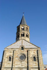 Fototapeta na wymiar Wieża kościoła z Cournon (63)
