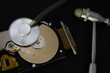 Hard Disk und Stethoskop