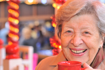 Seniorin auf Weihnachtsmarkt I