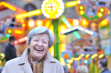 Fototapeta premium Seniorin auf Weihnachtsmarkt II