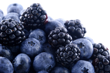 Blackberries and blueberries in a pile