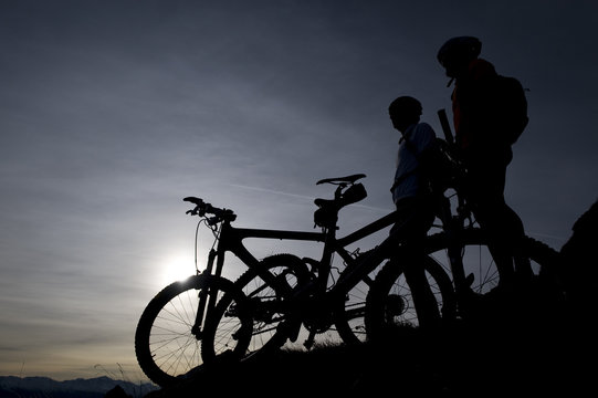 Mountain biker genie&szlig;en die Abendstimmung auf S&uuml;dtirols Bergen