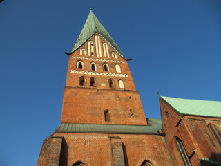 Gotischer Kirchturm vor blauem Himmel